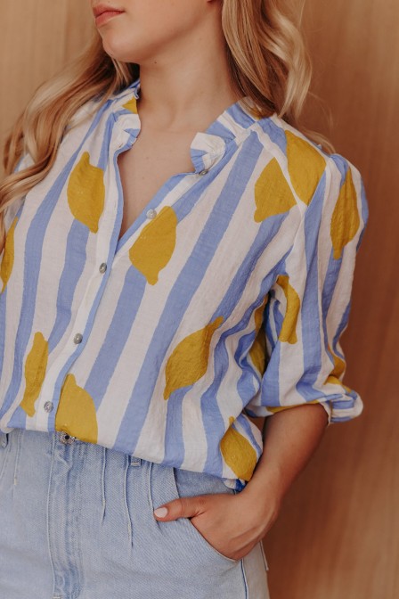 Femme avec une chemise rayée jaune.