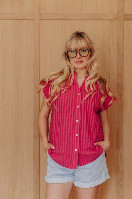 Femme avec une blouse.