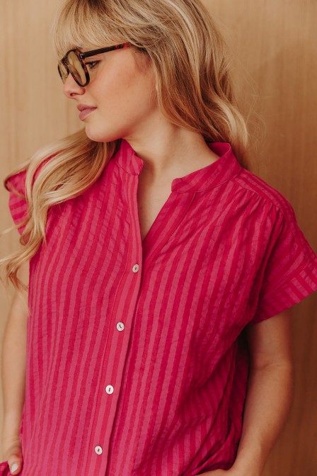 Femme avec une blouse.