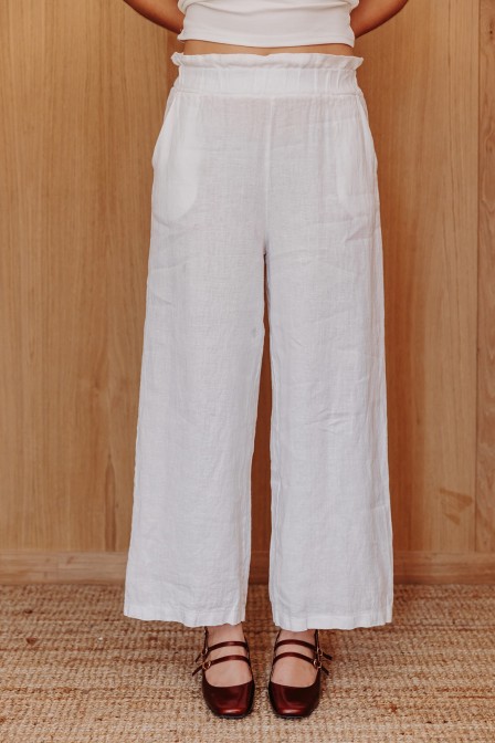 Femme avec un ensemble en lin. Femme avec un ensemble en lin.