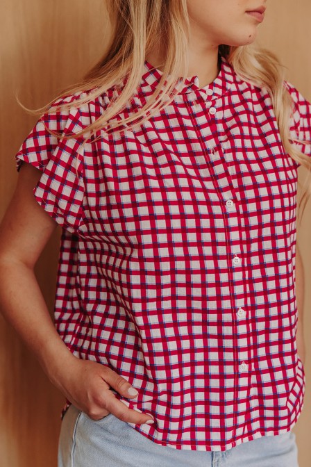 Femme avec une chemise.
