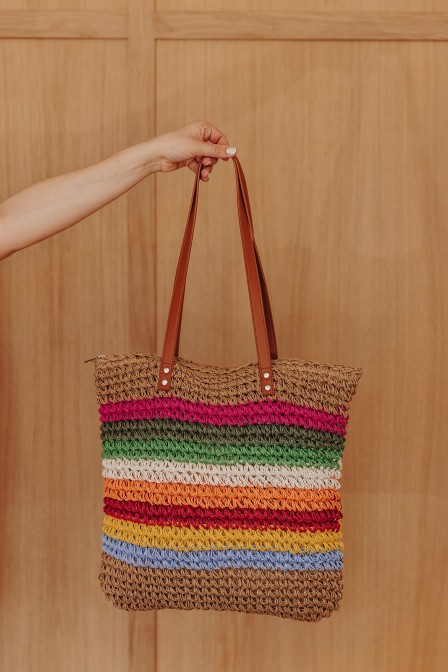 Femme qui tient un sac.