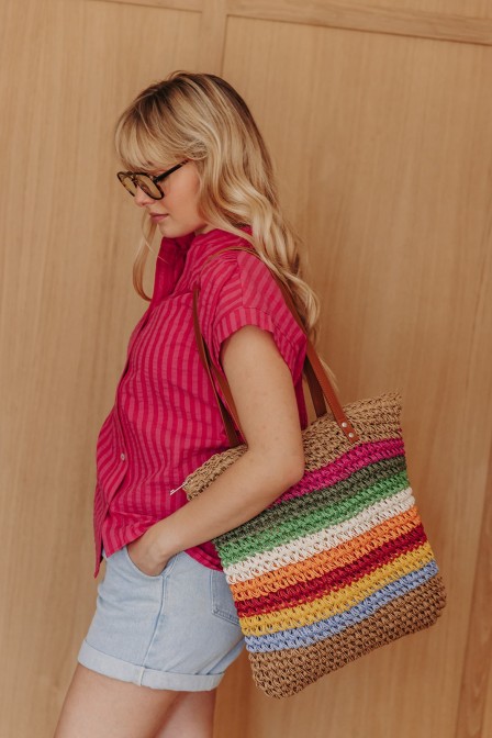 Femme qui tient un sac.