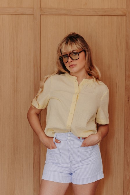 Femme avec une chemise jaune. Femme avec une chemise jaune.