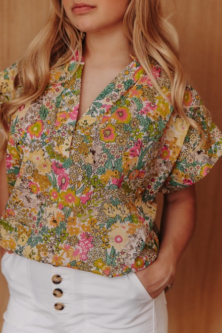 Femme avec une blouse imprimée. Femme avec une blouse imprimée.