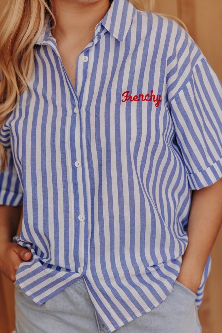 Femme avec une chemise.
