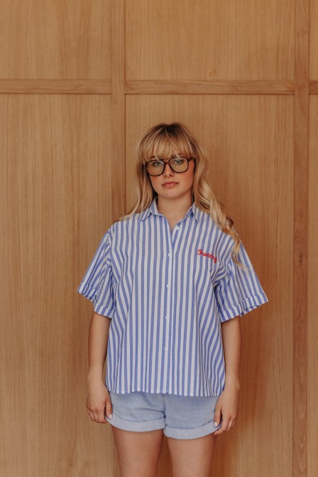Femme avec une chemise.