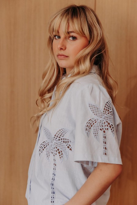 Zoom sur les détails de la chemise. Zoom sur les détails de la chemise.
