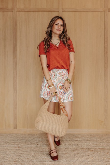 Femme avec une jupe-short. Femme avec une jupe-short.