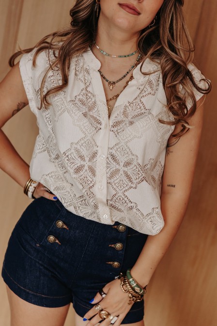 Femme av e une blouse.