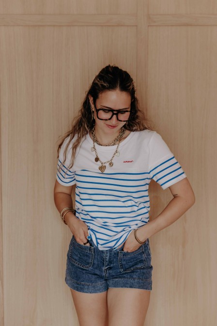 Femme avec un t-shirt. Femme avec un t-shirt.