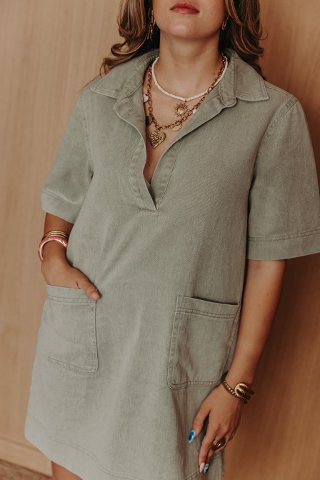 Femme avec une robe. Femme avec une robe.