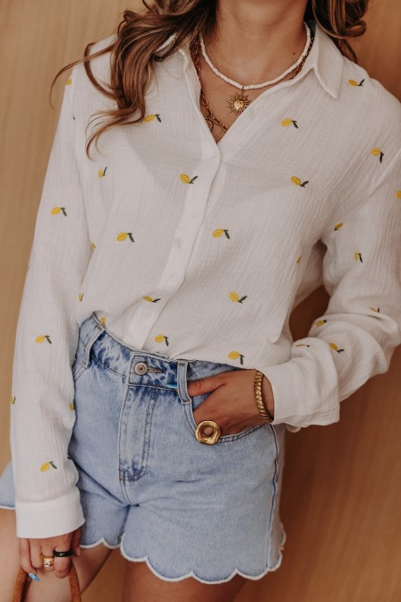 Femme avec une chemise. Femme avec une chemise.