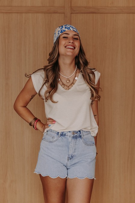 Femme avec un t-shirt. Femme avec un t-shirt.