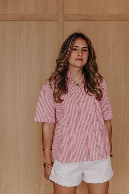 Femme avec une chemise. Femme avec une chemise.