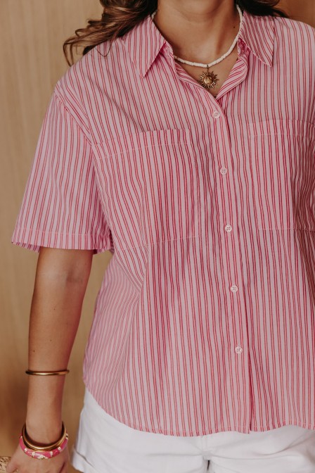 Femme avec une chemise. Femme avec une chemise.