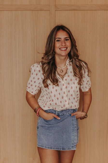 Femme avec une chemise. Femme avec une chemise.