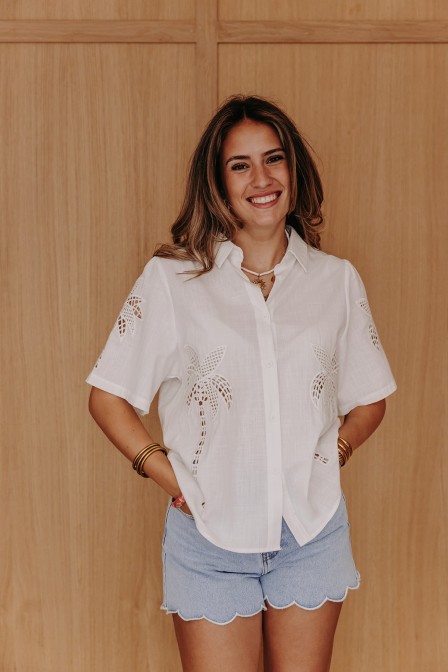 Femme avec une chemise. Femme avec une chemise.