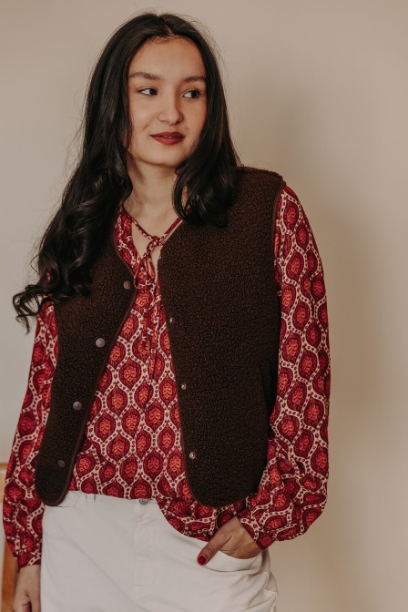 Femme avec un gilet bouclettes.
