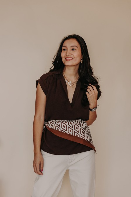 Femme avec un foulard autour de la taille. Femme avec un foulard autour de la taille.