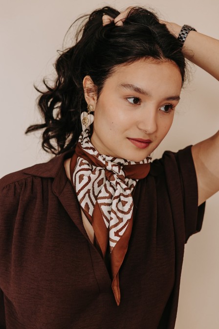 Femme avec un foulard autour du cou. Femme avec un foulard autour du cou.