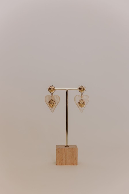 Femme avec des boucles d'oreilles. Femme avec des boucles d'oreilles.