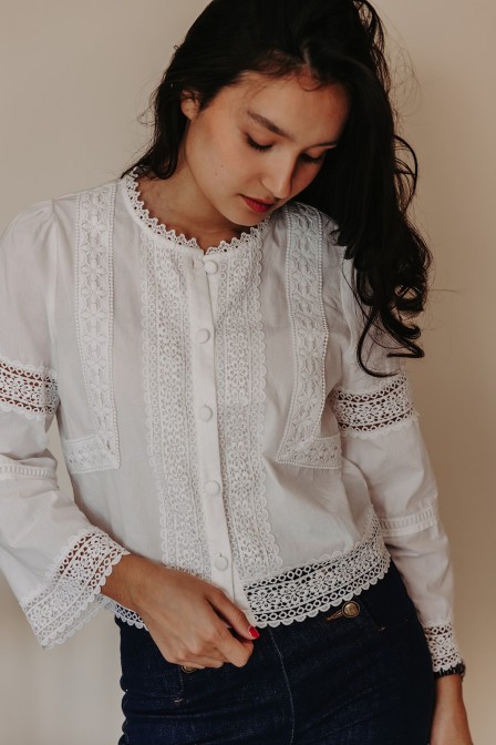 Femme avec une chemise. Femme avec une chemise.