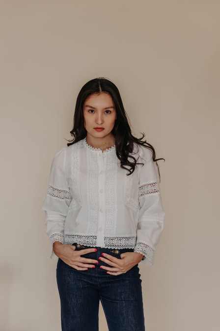 Femme avec une chemise. Femme avec une chemise.