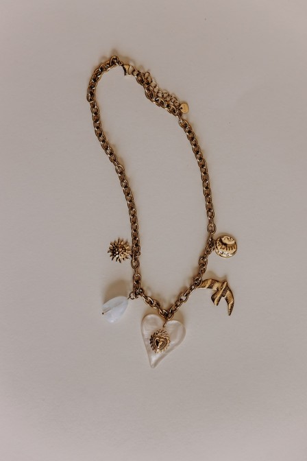 Zoom sur le collier posé. Zoom sur le collier posé.