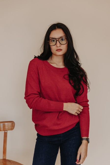 Femme avec un pull rouge.