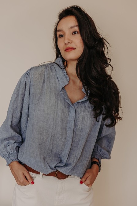 Femme avec une chemise. Femme avec une chemise.
