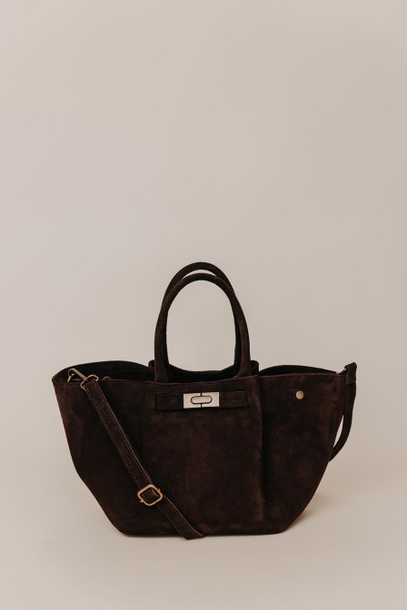Femme qui tient un sac. Femme qui tient un sac.