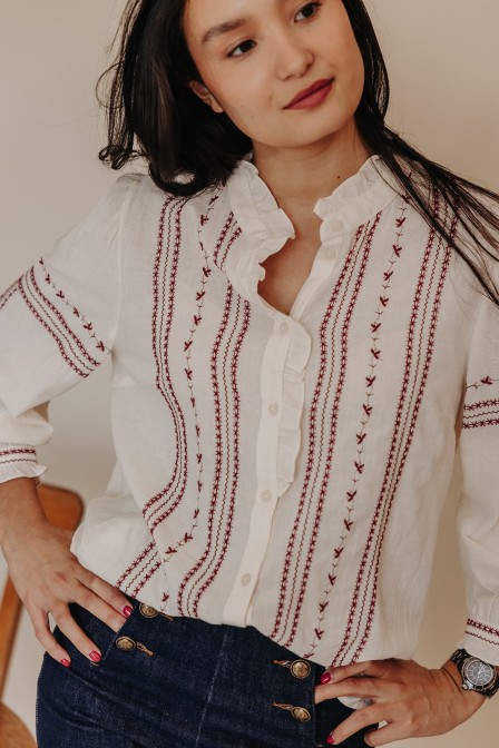Femme avec une blouse brodée. Femme avec une blouse brodée.