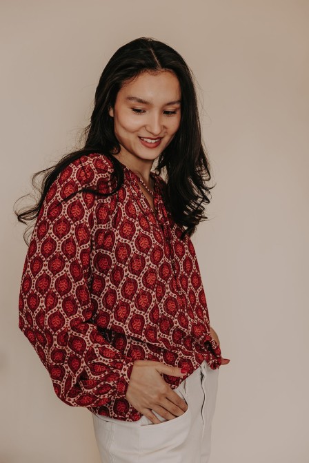 Femme avec une blouse.
