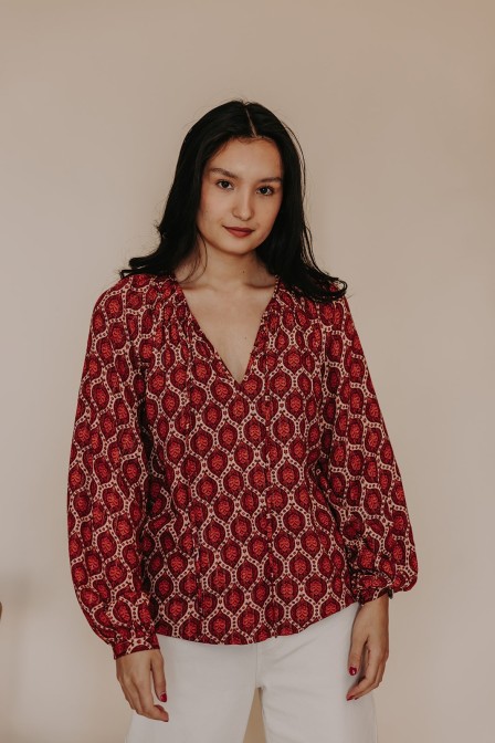 Femme avec une blouse.