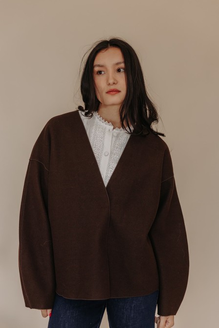 Femme avec une veste. Femme avec une veste.