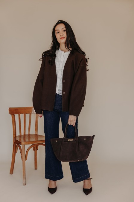 Femme avec une veste. Femme avec une veste.