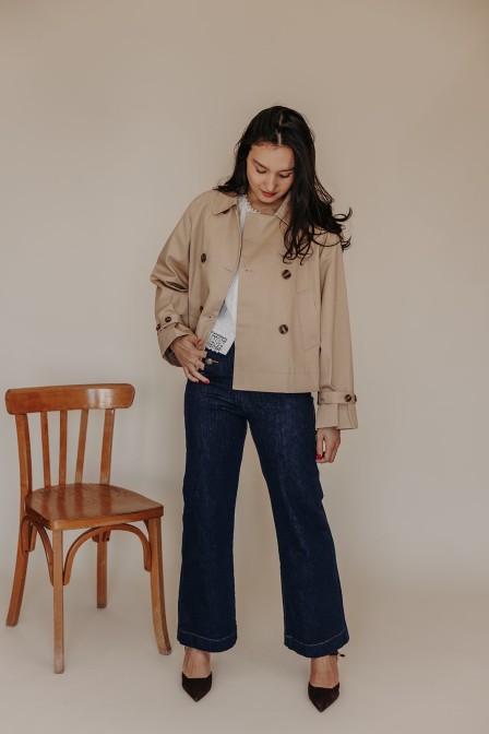 Femme avec une veste paletot. Femme avec une veste paletot.