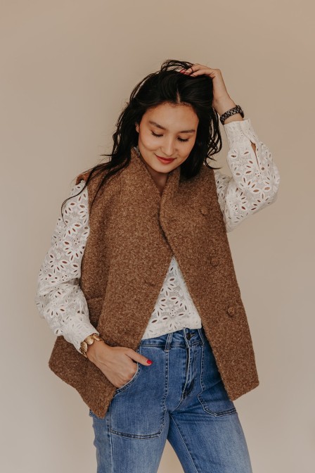 Femme avec une veste. Femme avec une veste.