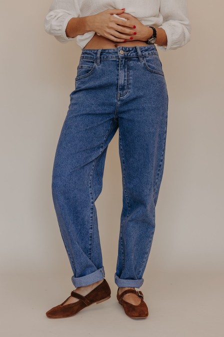 Femme avec un jean. Femme avec un jean.