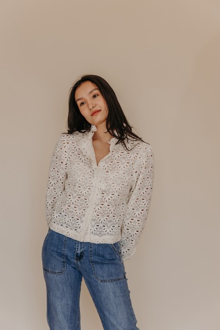 Zoom sur la chemise portée. Zoom sur la chemise portée.