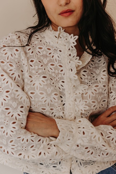 Zoom sur la chemise portée. Zoom sur la chemise portée.