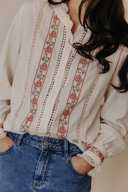 Zoom sur la chemise portée. Zoom sur la chemise portée.