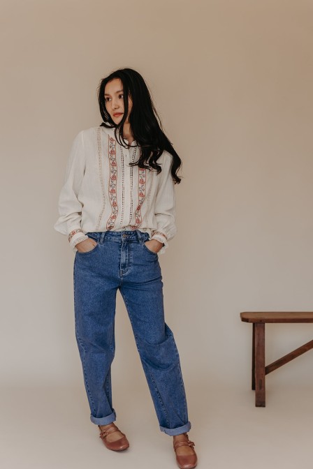 Zoom sur la chemise portée. Zoom sur la chemise portée.
