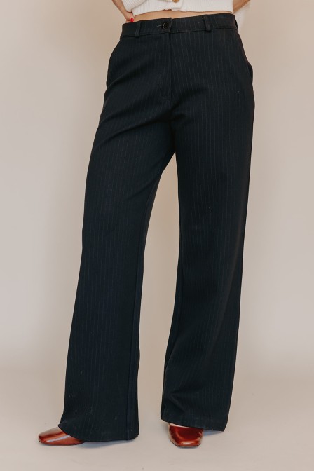 Femme avec un pantalon. Femme avec un pantalon.