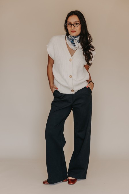 Femme avec un pantalon. Femme avec un pantalon.