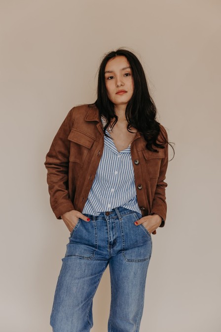 Femme avec une veste.