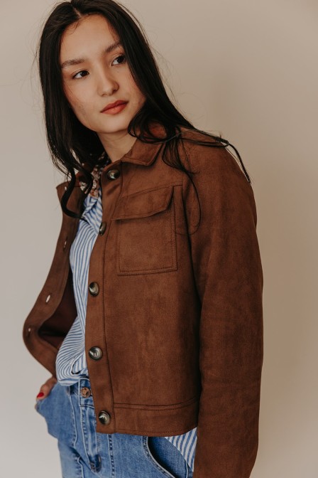 Femme avec une veste.