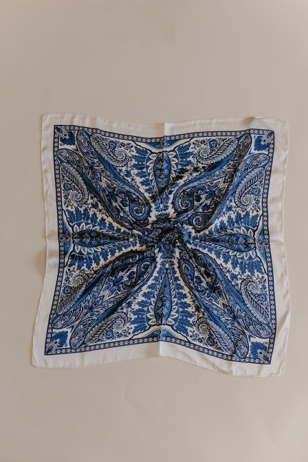 Zoom sur le foulard posé. Zoom sur le foulard posé.
