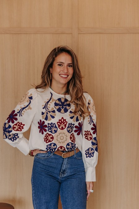 Zoom sur les broderies de la blouse. Zoom sur les broderies de la blouse.